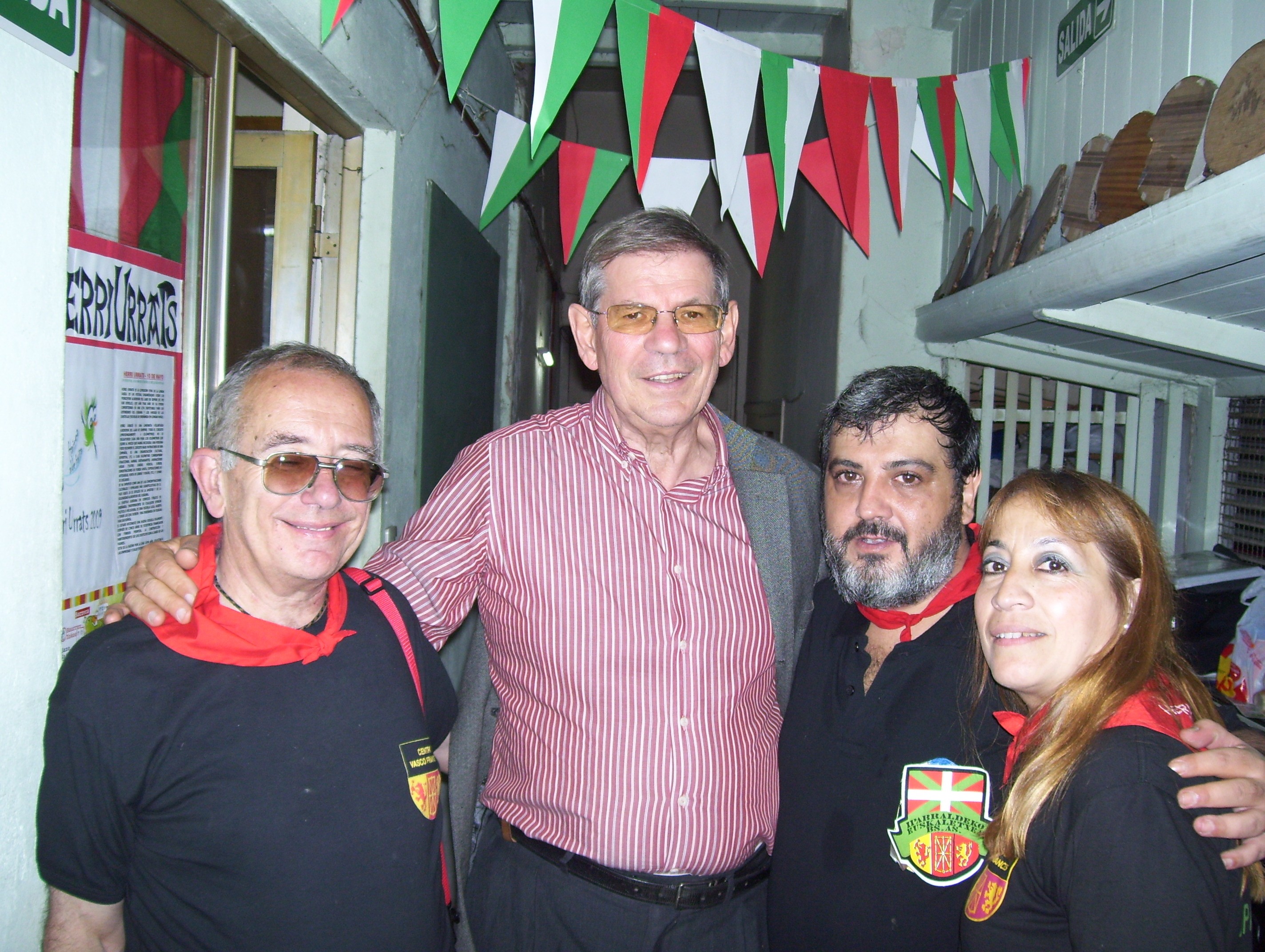 De izquierda a derecha, Juan Carlos Ibarrola, Ramuntxo Camblong, Carlos Martínez y Norma Ríos, secretaria de CVF-Iparraldeko Euskal Etxea.